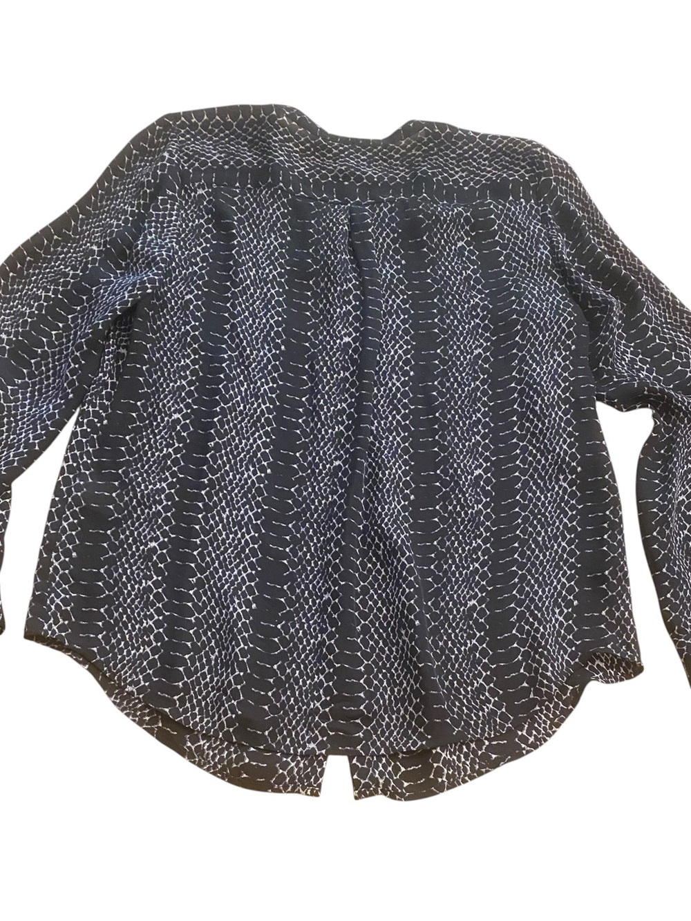Joie Women’s Silk Black Animal Printed Long Sleeve V-Neck Blouse size large - Picture 3 of 13